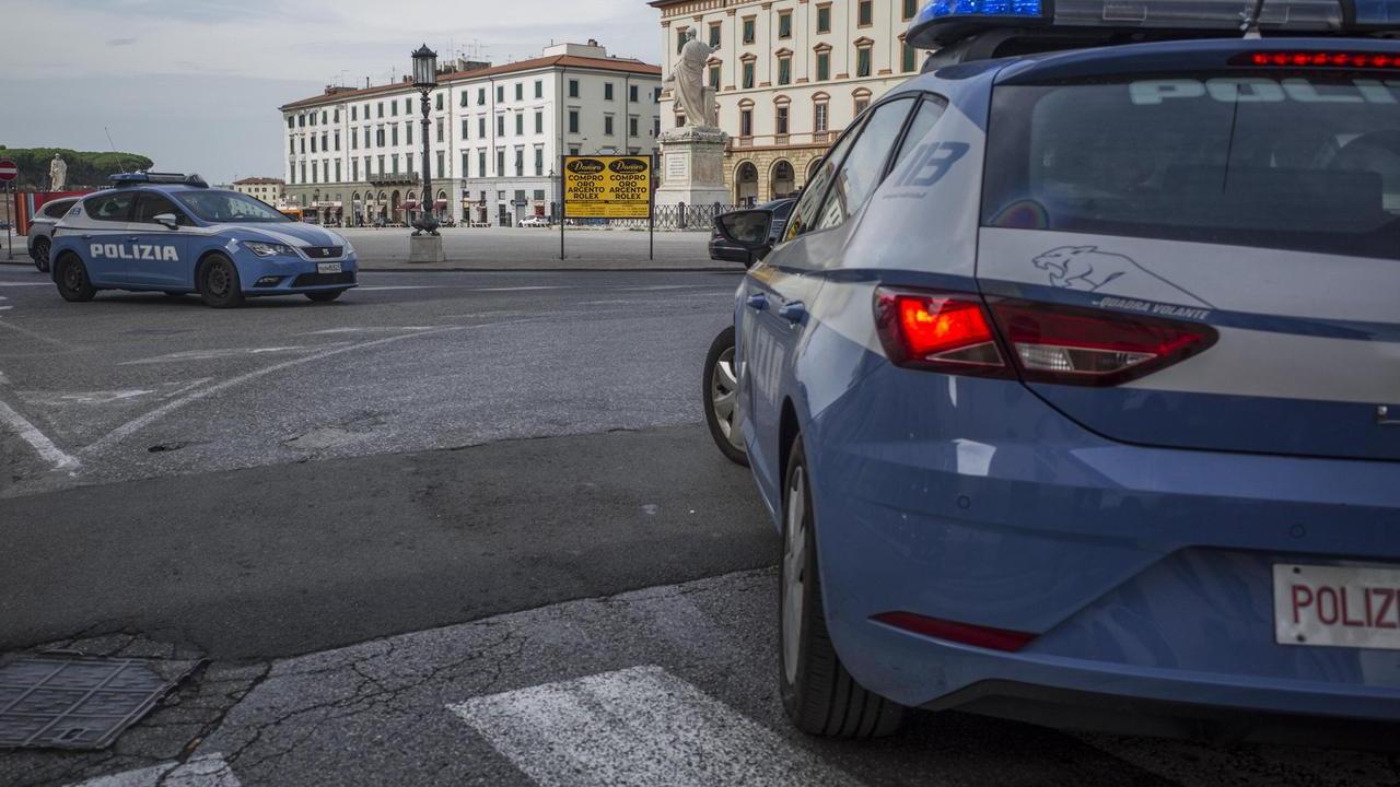 Controlli della polizia in via Buontalenti (foto d'archivio)