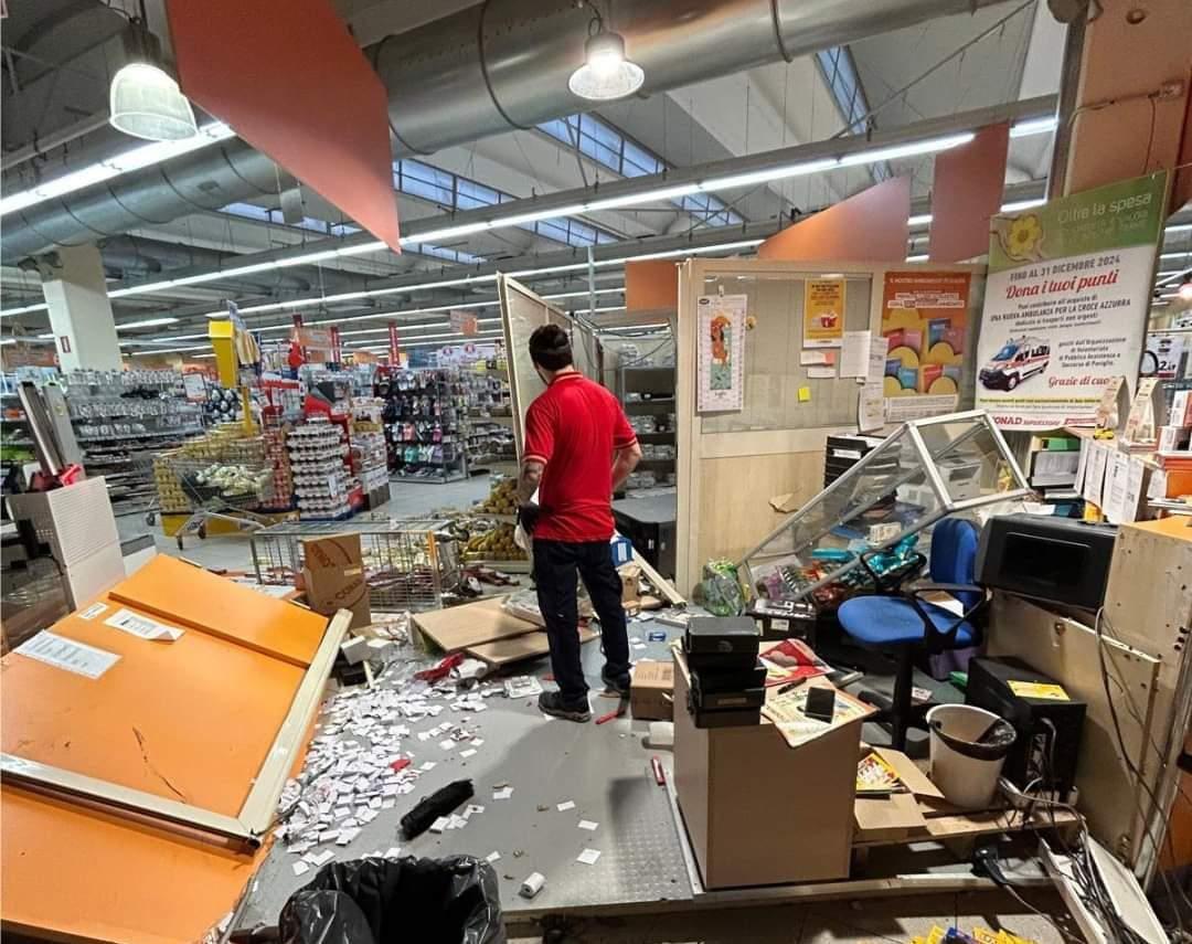 Doppia spaccata ai Conad nella notte: i ladri colpiscono a Poviglio e Sant’Ilario