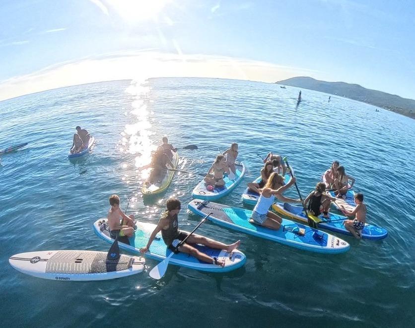 Livorno, l’aperitivo è in acqua: il drink sul sup osservando il tramonto, come prenotarsi