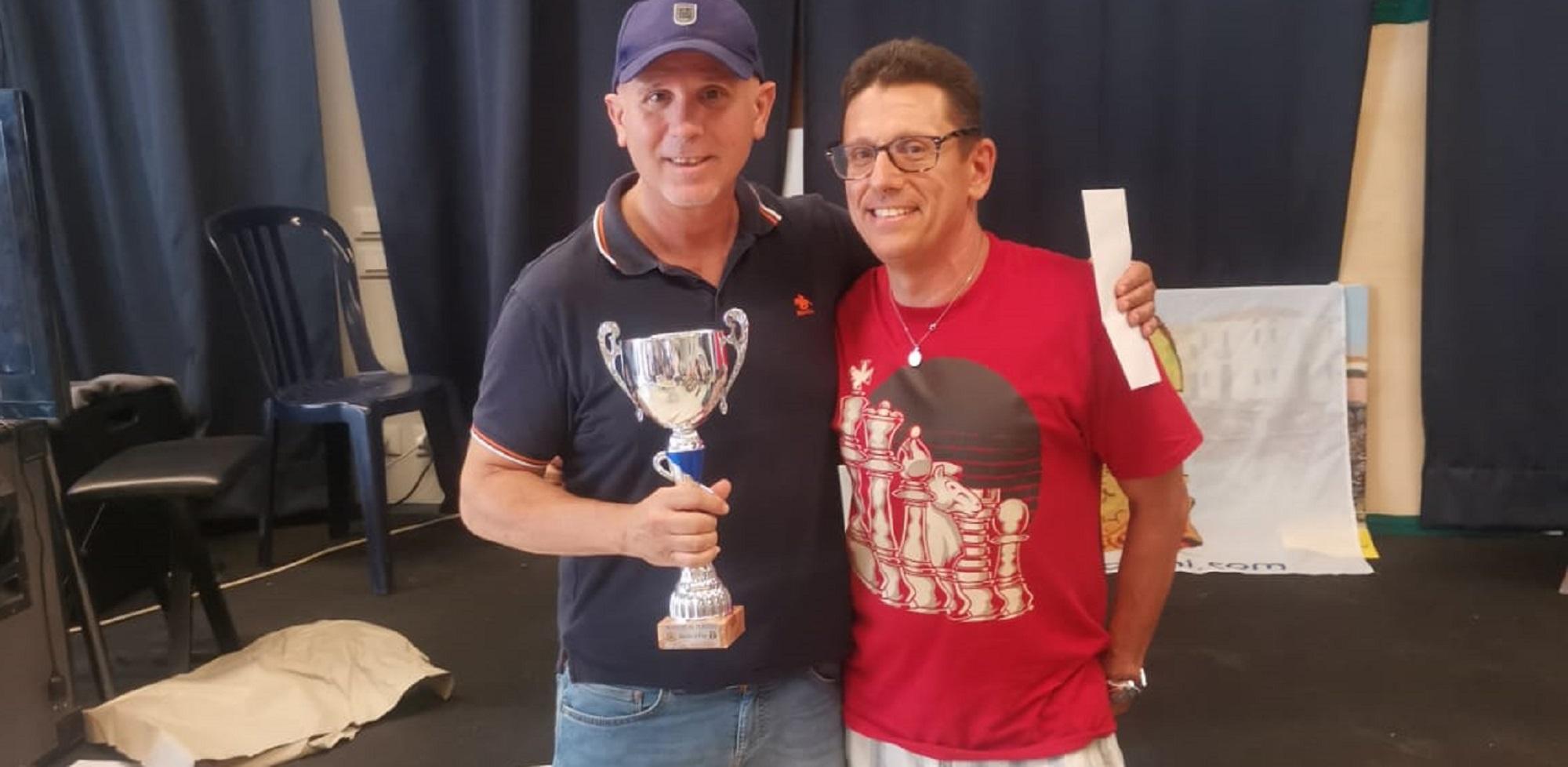 Marco Ceccarini, a sinistra, con il presidente di Valdera scacchi Leonardo Carloppi