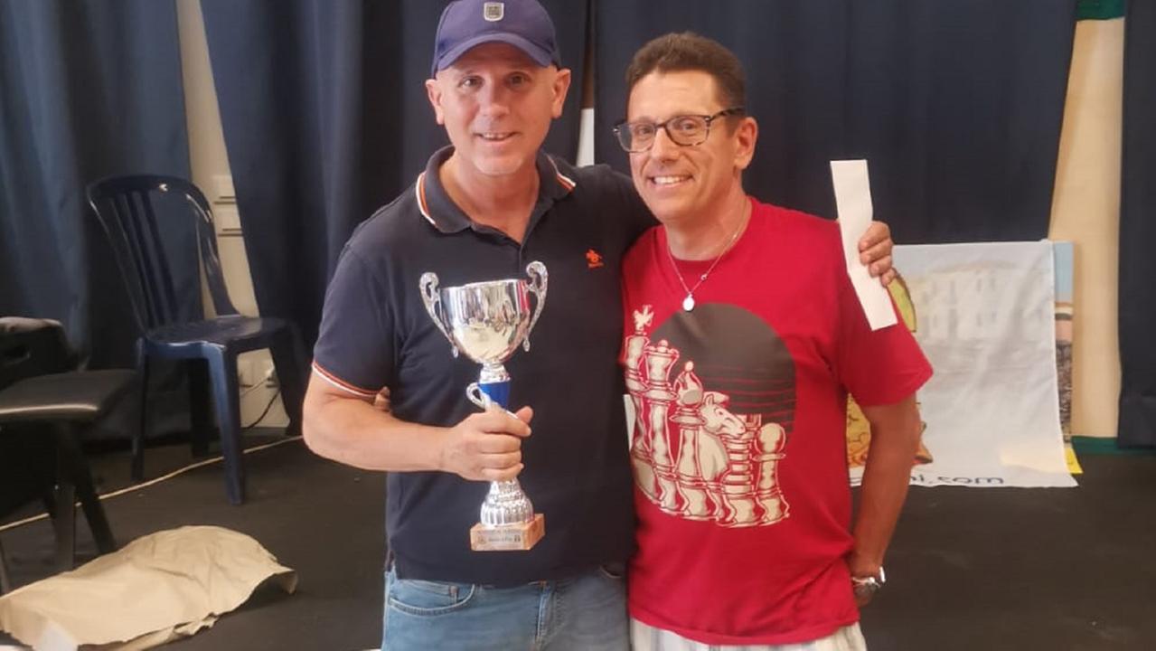 Marco Ceccarini, a sinistra, con il presidente di Valdera scacchi Leonardo Carloppi