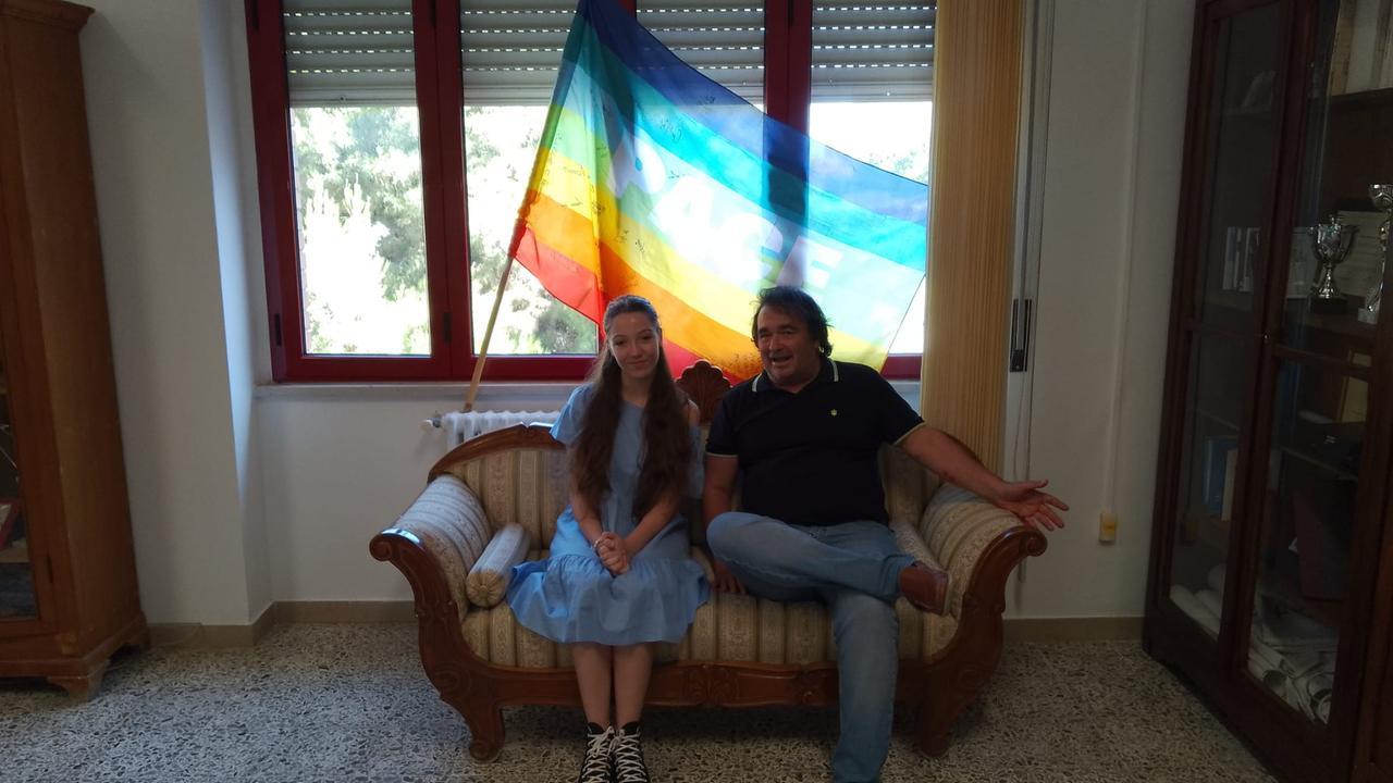 Giulia Piras col dirigente scolastico Pino Tilocca