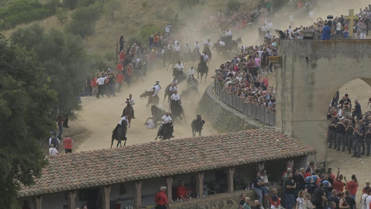 Un momento della caduta durante l'Ardia di sabato 6 luglio (servizio fotografico di Francesco Pinna)