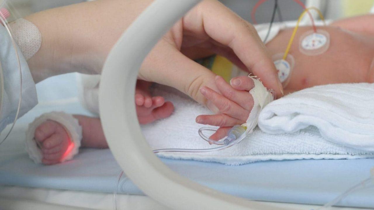 Arezzo, mamma e figlia salvate col parto d’emergenza: il raro problema all’utero scoperto dai medici