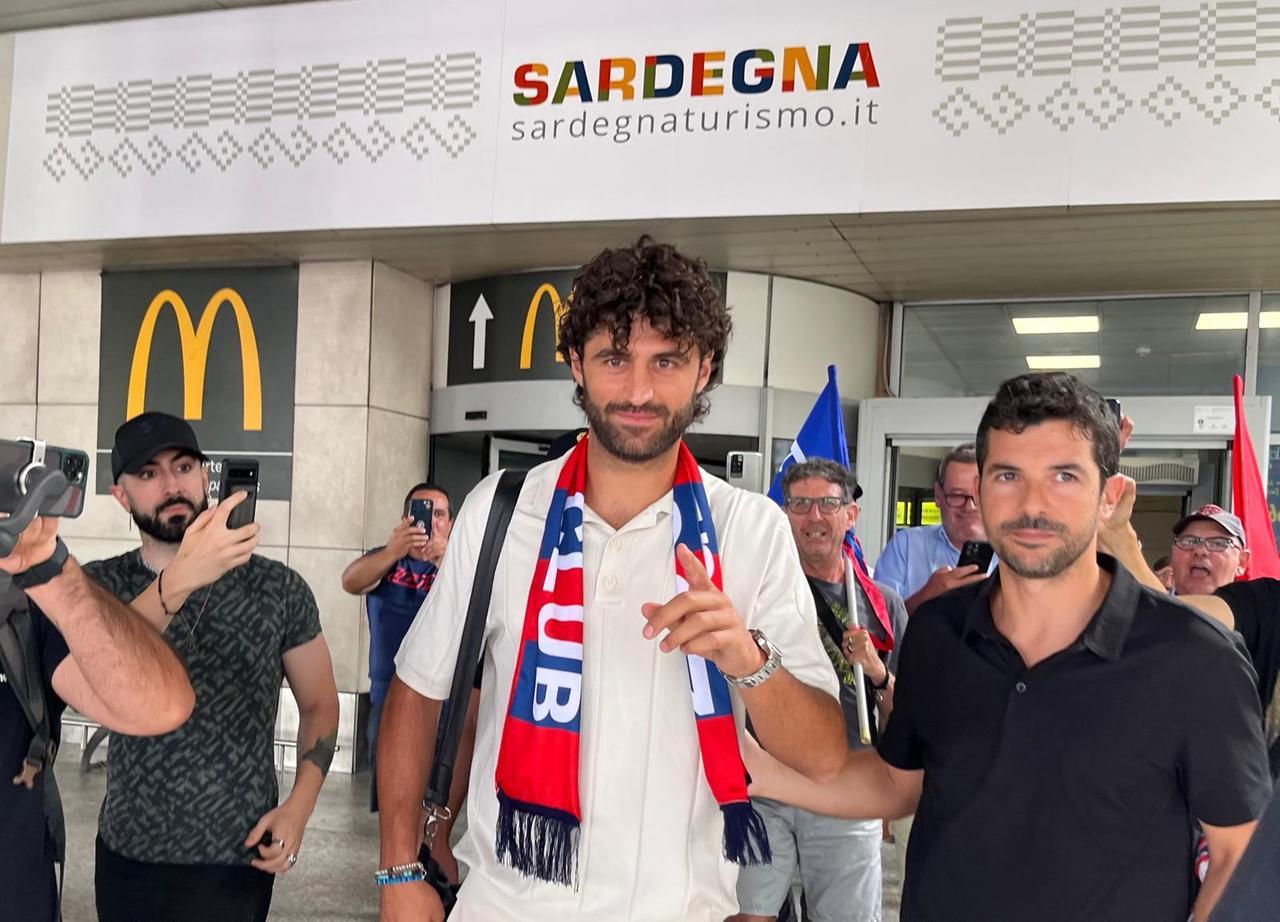 
	<strong>Sebastiano Luperto</strong> al suo arrivo all'aeroporto di Elmas (foto Mario Rosas)

