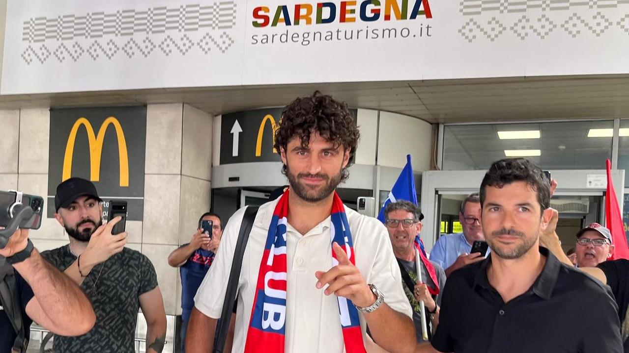 <strong>Sebastiano Luperto</strong> al suo arrivo all'aeroporto di Elmas (foto Mario Rosas)