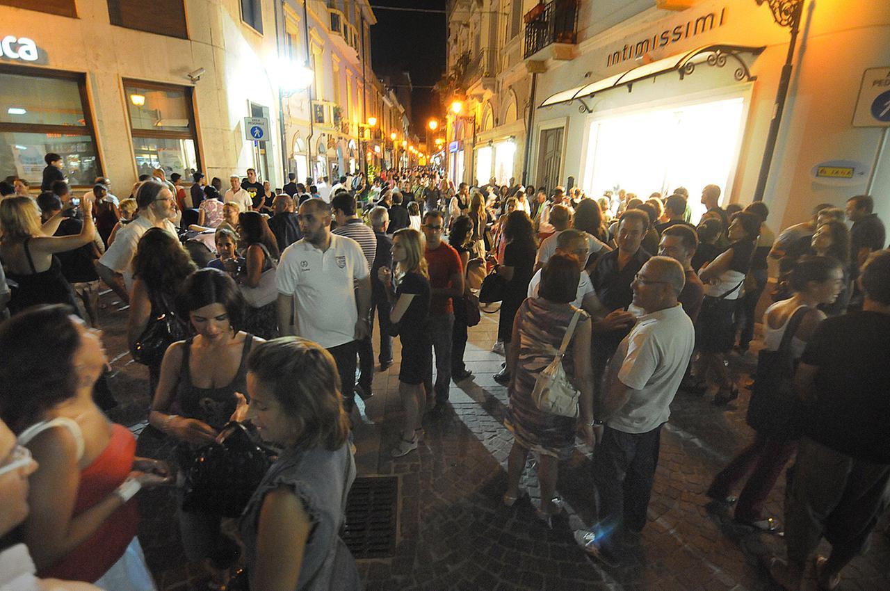 shopping sotto le stelle - Grande folla in centro per l'iniziativa dei commercianti