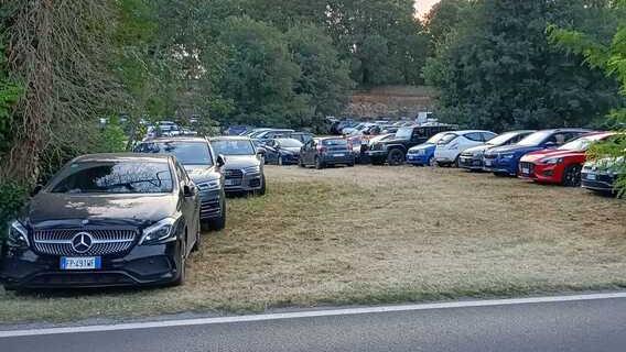 Ferrara, caos parcheggi per il concerto di Calcutta, è polemica