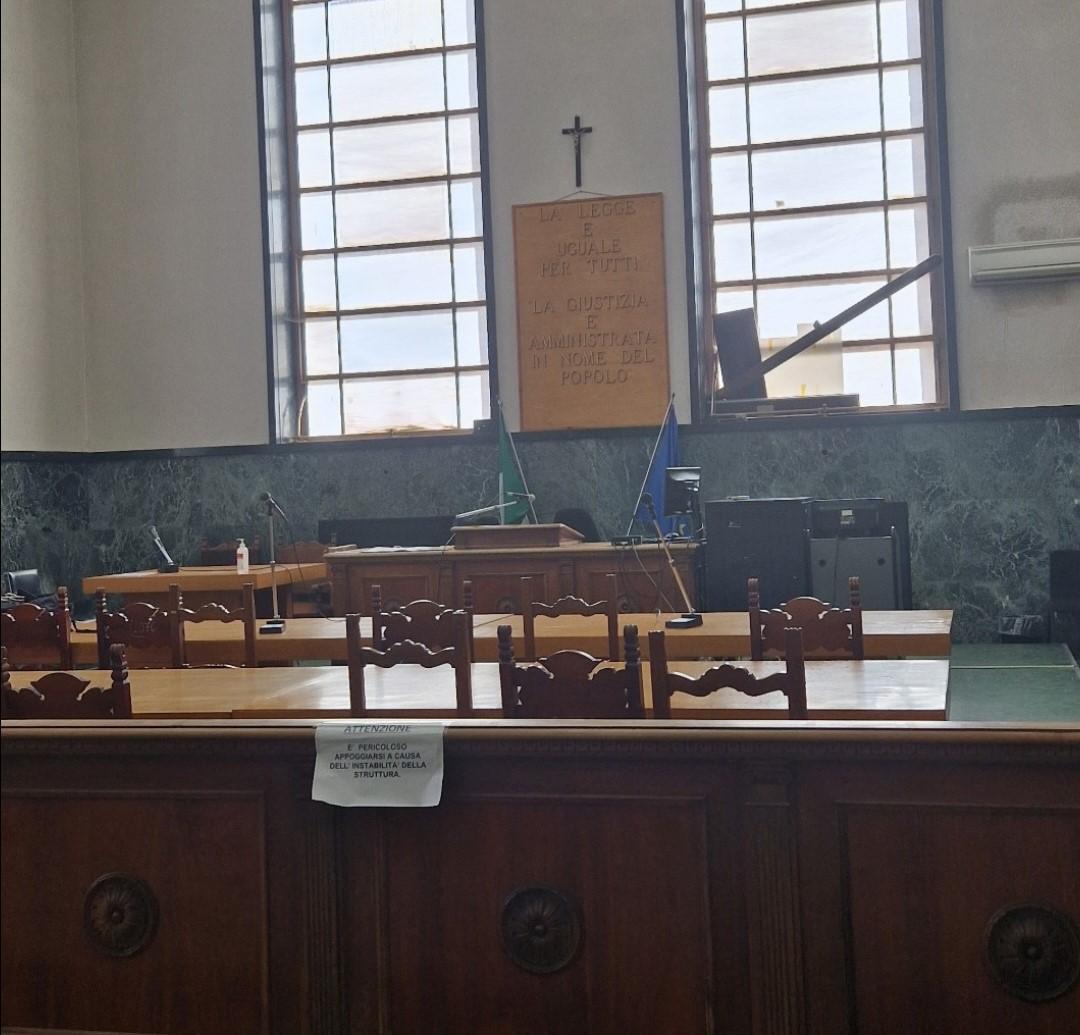 Tentano di rubare in una casa a Osilo: un vicino delle vittime blocca i ladri col fucile