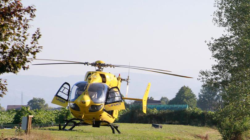 Camposanto, lavora sul tetto e cade. Terribile volo di sei metri<br type="_moz" />