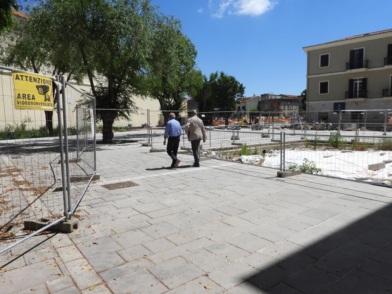 Oristano due passanti attraversano Piazza Manno lungo il varco che collega via Cagliari e via Vittorio Emanuele