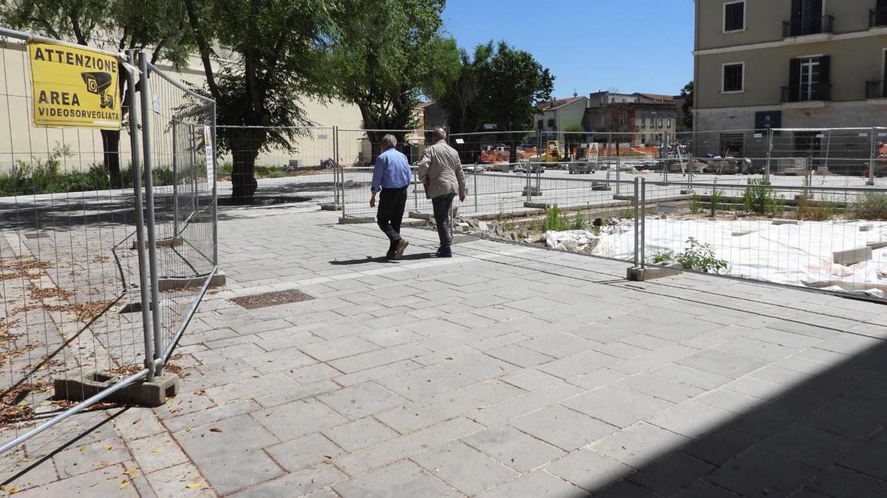 Oristano due passanti attraversano Piazza Manno lungo il varco che collega via Cagliari e via Vittorio Emanuele