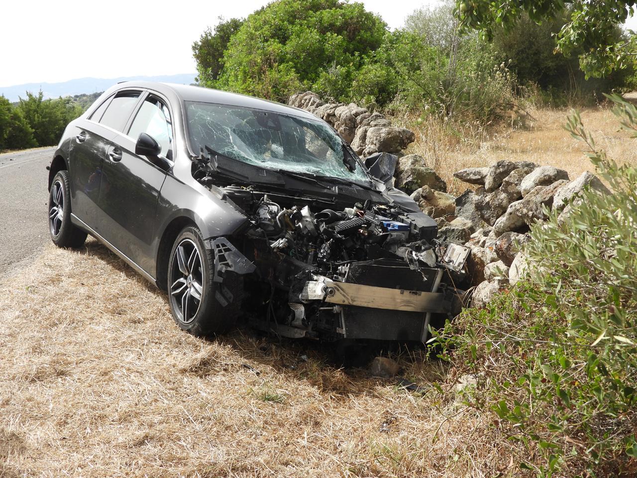 
	La macchina distrutta dopo l'incidente con le quattro&nbsp;moto

