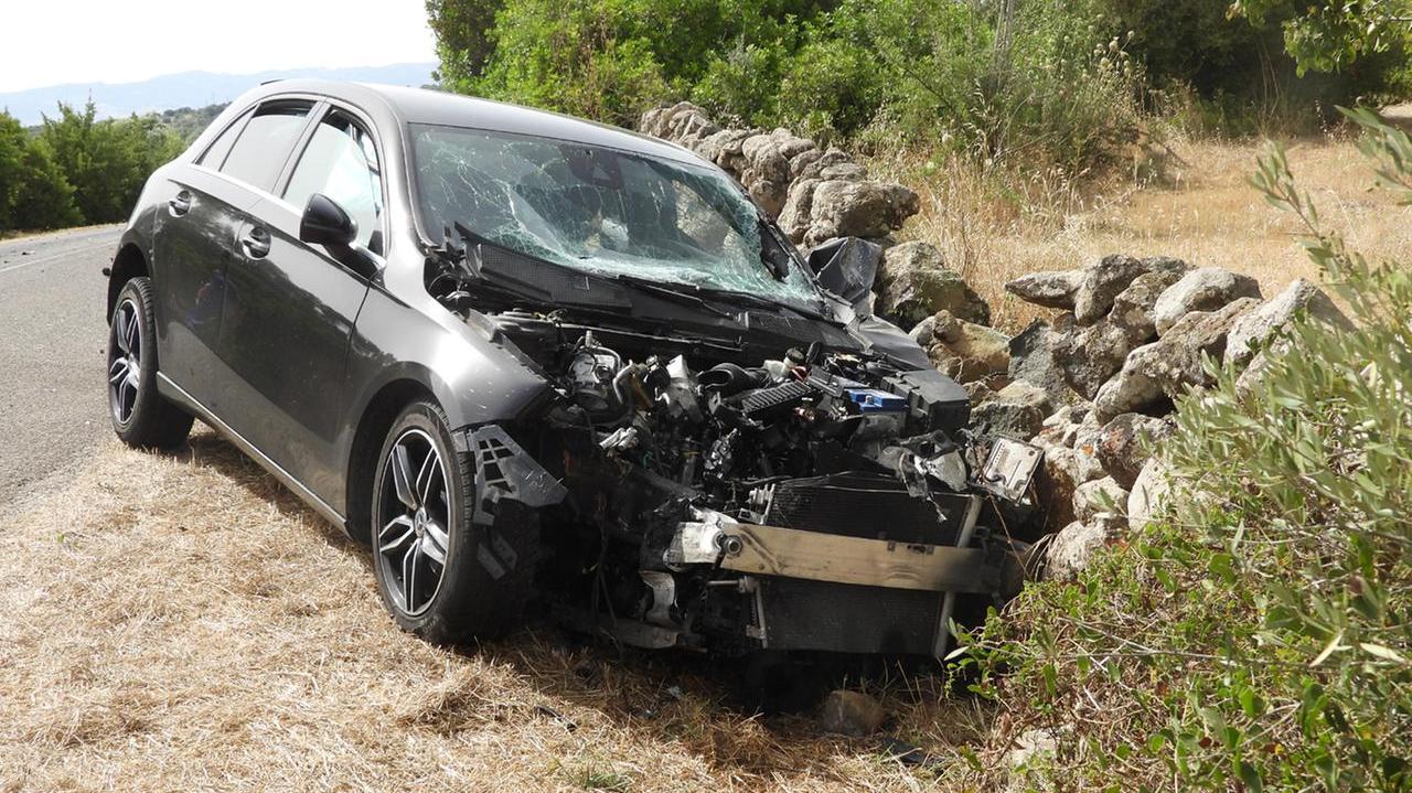 La macchina distrutta dopo l'incidente con le quattro moto