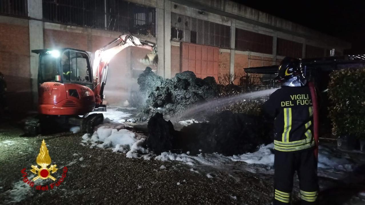 L'intervento dei vigili del fuoco durante le operazioni di smassamento e spegnimento