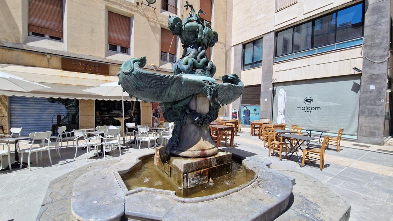 Livorno, bella la nuova piazza Colonnella ristrutturata: «Ma di notte è già un parcheggio»<br>
