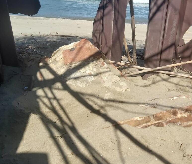 
	Il cippo nascosto sotto la spiaggia

