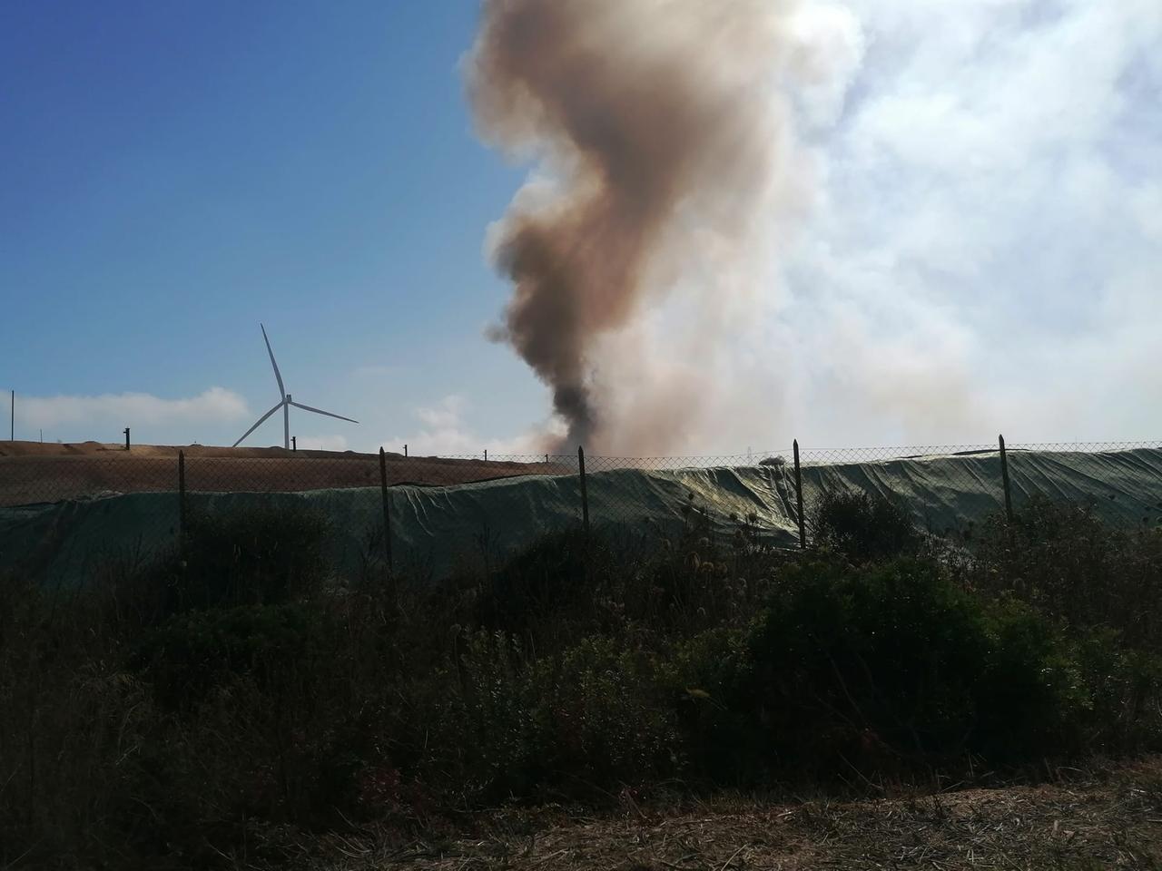Sassari, incendio nella discarica di Scala Erre: ha preso fuoco un razzo nautico smaltito illecitamente