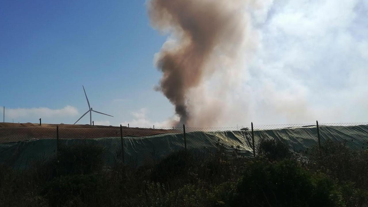 Sassari, incendio nella discarica di Scala Erre: ha preso fuoco un razzo nautico smaltito illecitamente