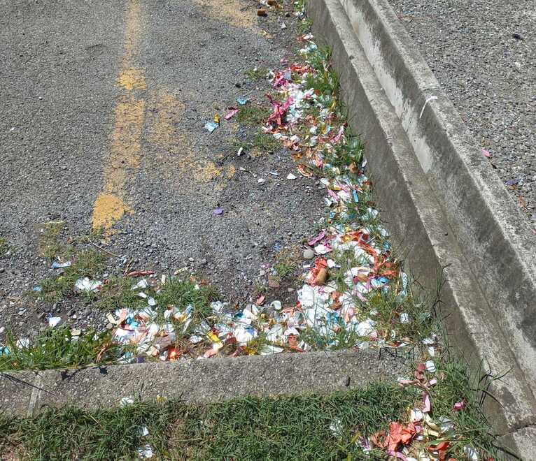 A Reggio Emilia crociata contro i coriandoli a scuola: «Non è il modo di festeggiare la maturità»