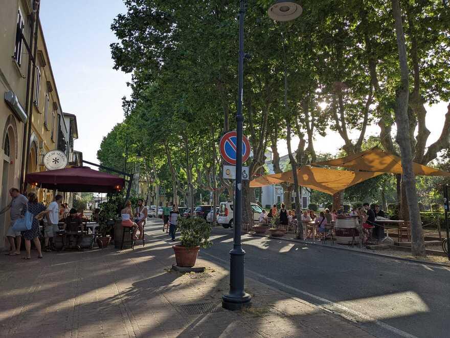 
	L'esterno del locale a Vada

