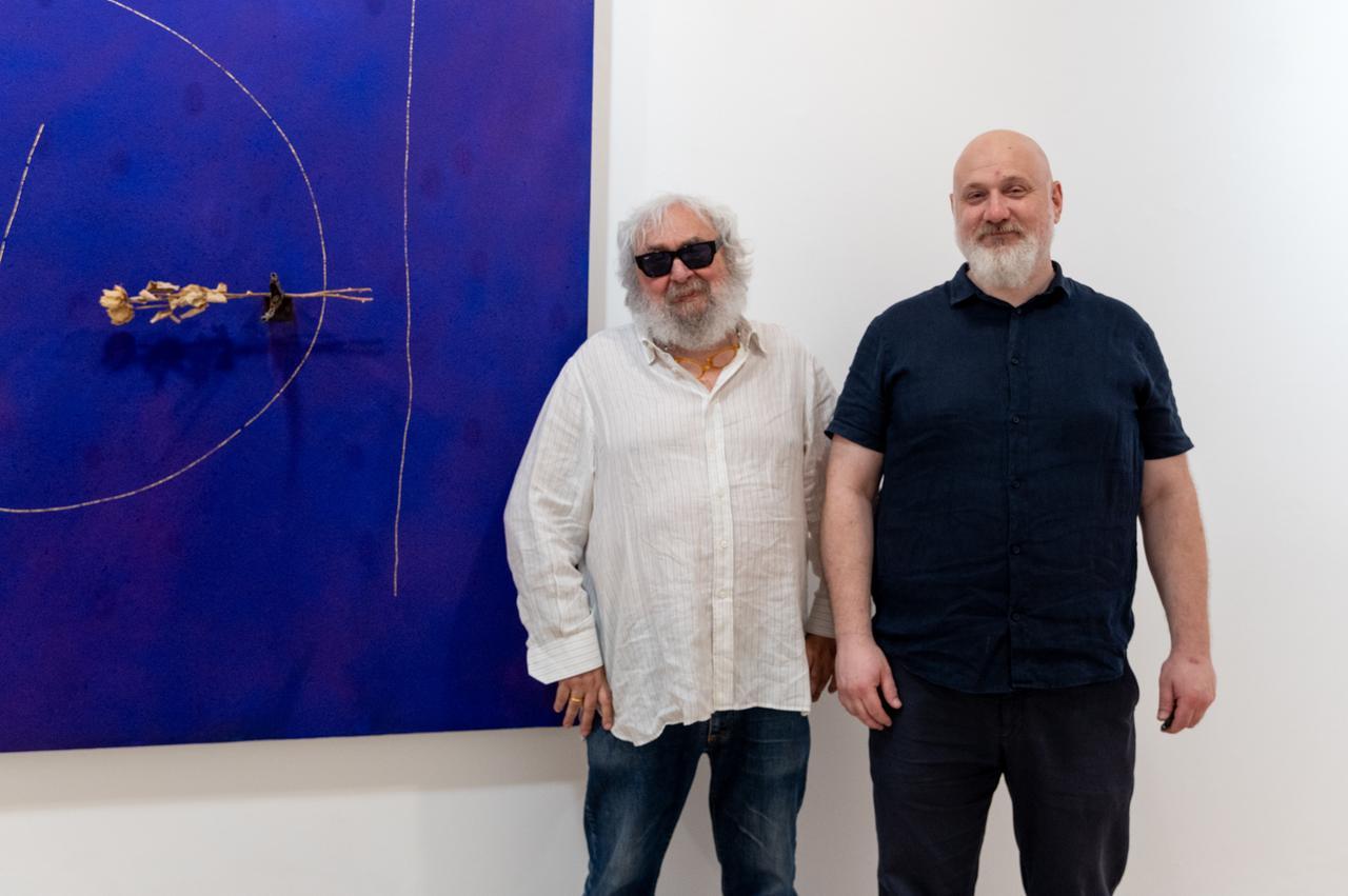 Modena, le opere di bellezza silenziosa di Calzolari esposte da Mazzoli