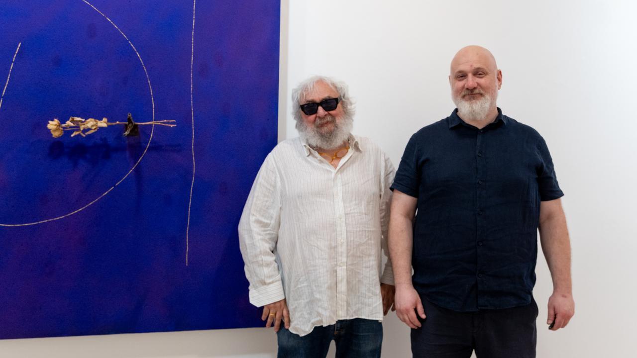 Modena, le opere di bellezza silenziosa di Calzolari esposte da Mazzoli