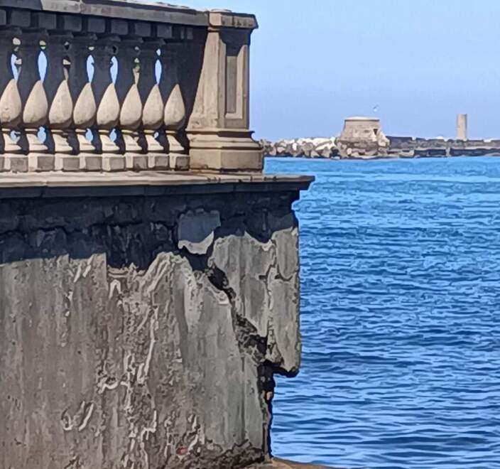 Livorno, allarme sicurezza alla Terrazza Mascagni: «Crepe sul muro, c’è il rischio crollo»