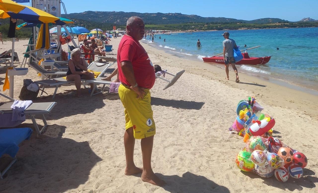 Tragedia a Cannigione, muore turista colto da malore in spiaggia