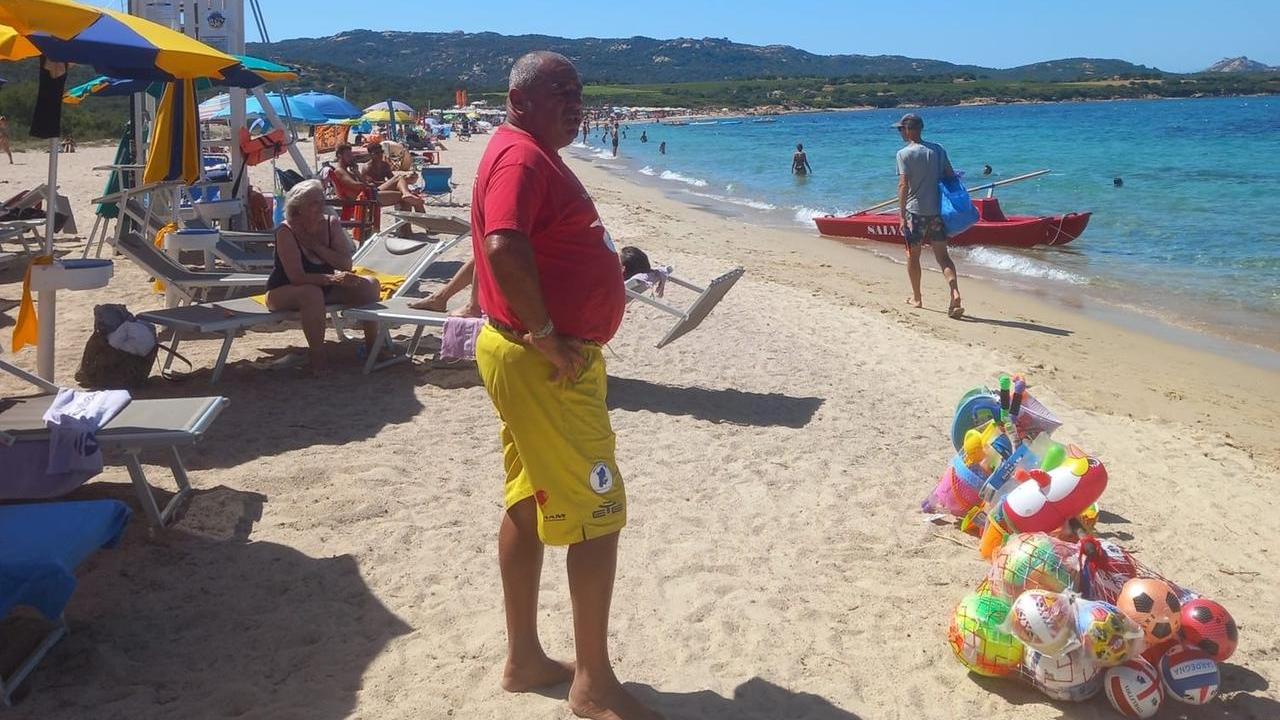 Tragedia a Cannigione, muore turista colto da malore in spiaggia