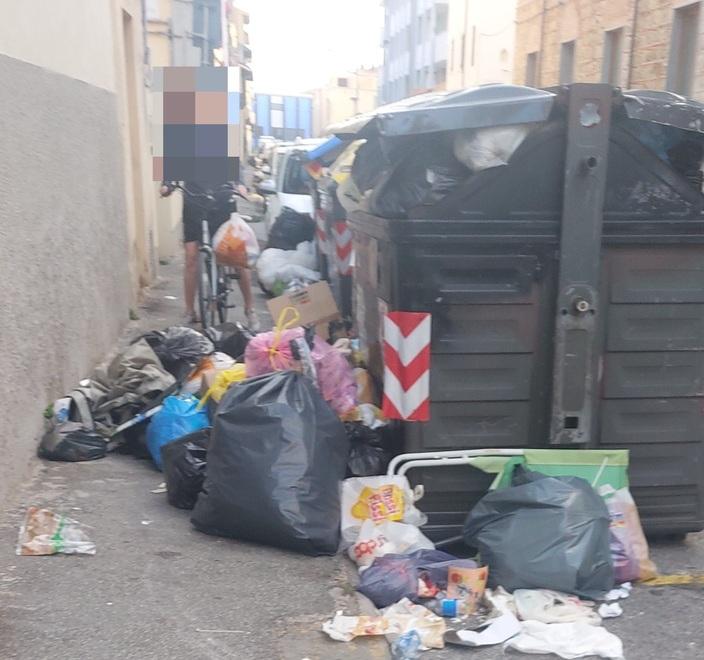 Vergogna, discarica in via della Torretta a Livorno<br>
