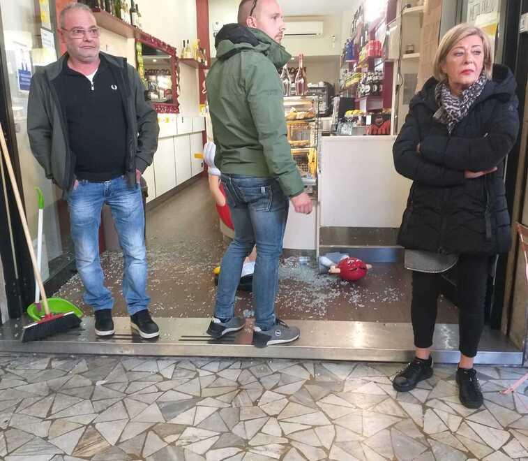 I danni al bar "2"