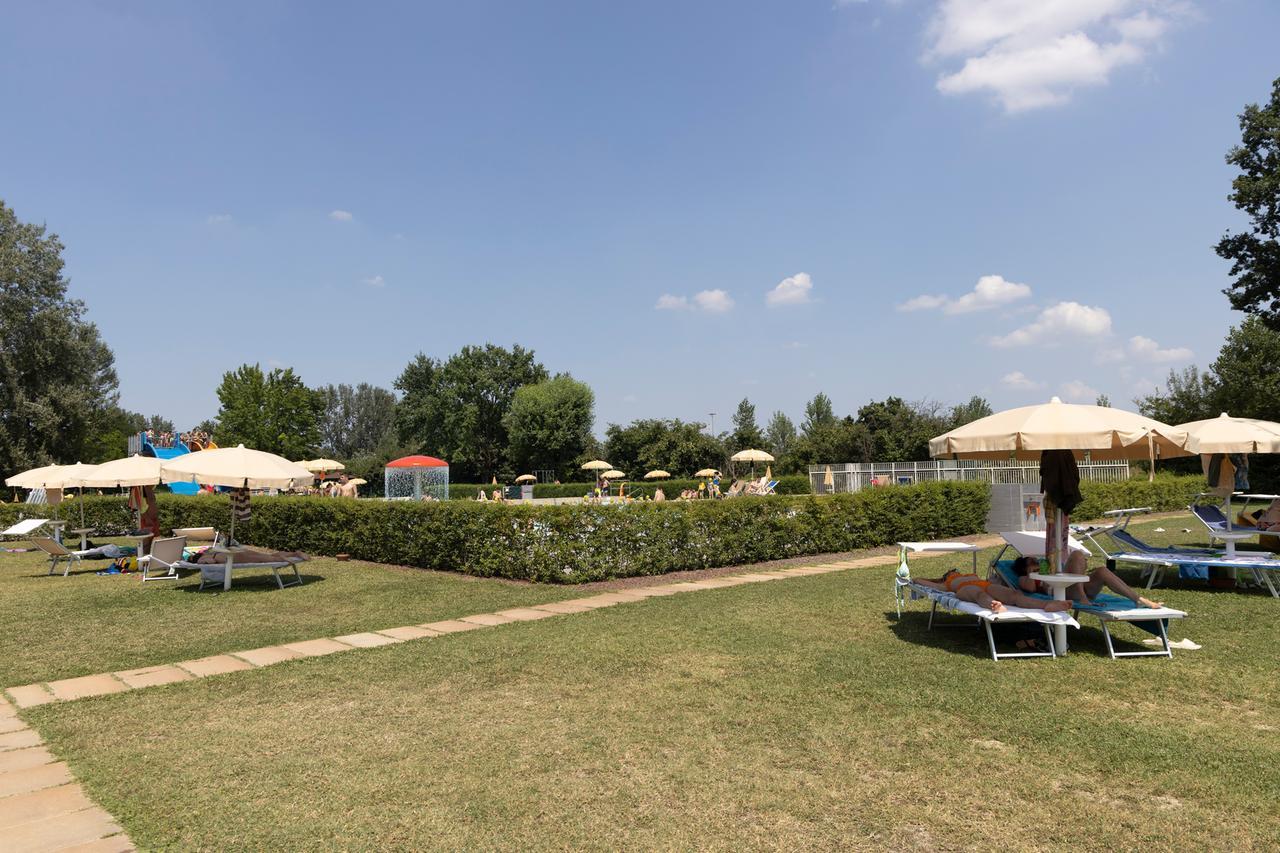 Mirandola, rischia di affogare a sei anni in piscina