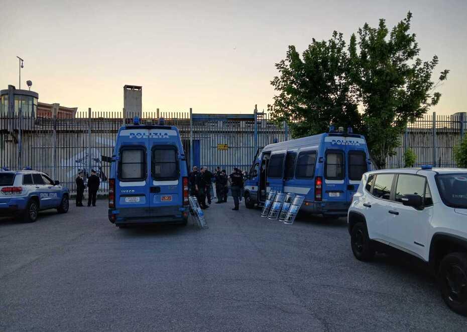 Sollicciano, ancora caos in carcere: tre poliziotti aggrediti da un detenuto<br type="_moz" />
