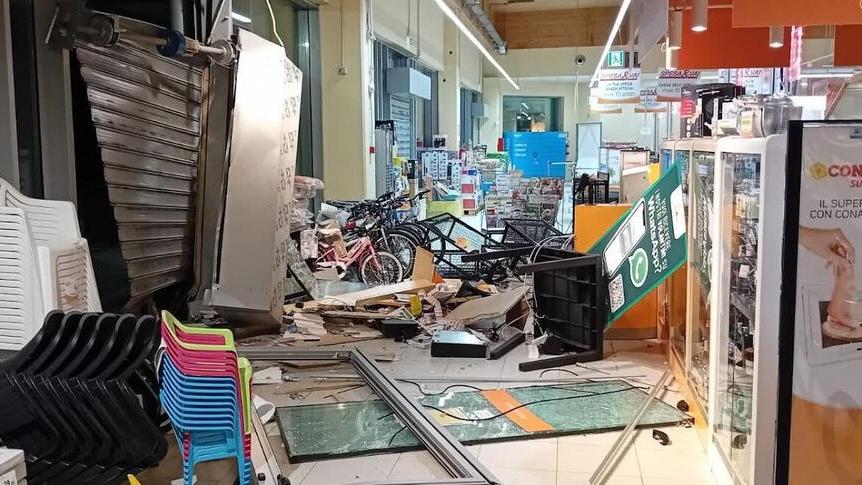 Sant’Ilario e Poviglio, ritrovato il furgone dei banditi che hanno assaltato i due Conad