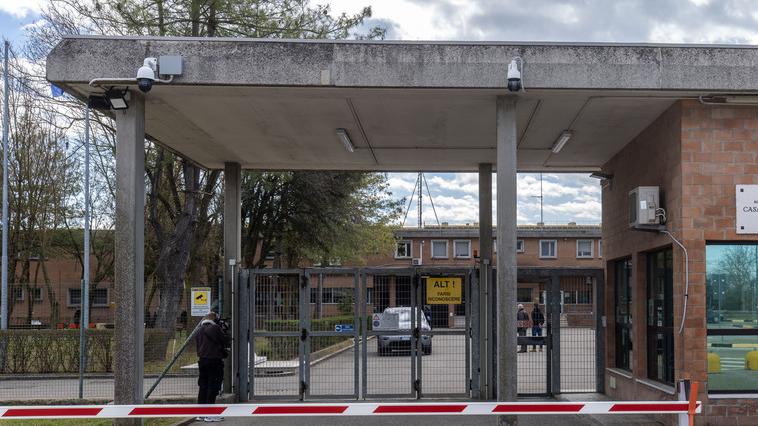 Uccise il compagno di cella, ora aggredisce due agenti in carcere a Ferrara