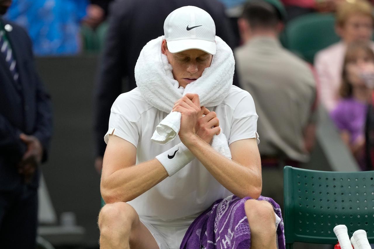 Sinner dopo la sconfitta a Wimbledon parla del virus che lo ha fermato contro Medvedev