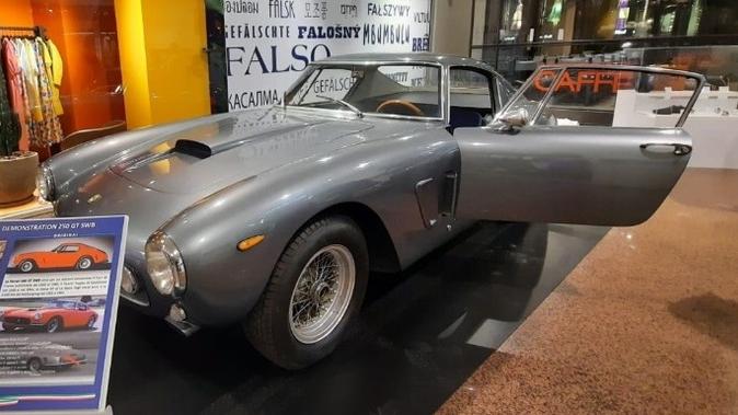 I 400mila prodotti falsi con brand Ferrari. E il Cavallino chiede aiuto ai tifosi: «Segnalate»