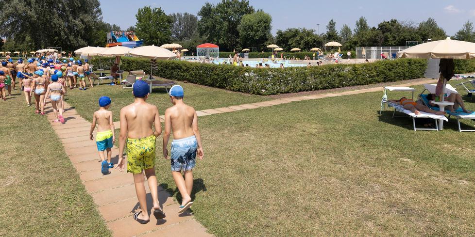 Alla piscina di Mirandola, i bagnini salvano un bambino di sei anni che stava affogando