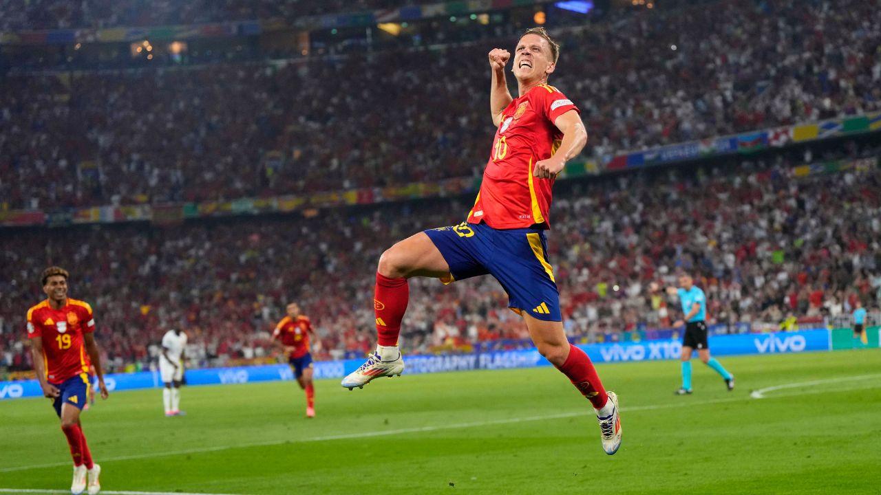 Dani Olmo esulta dopo la rete del 2-1