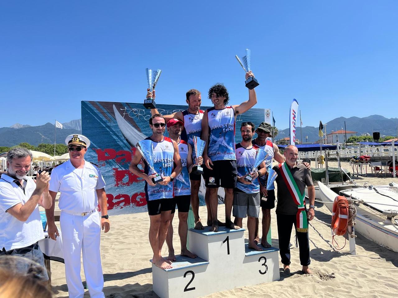 
	Alberto Tosi (a sinistra) e Leonardo Aliboni del bagno La Perla di Forte dei Marmi sul gradino pi&ugrave; alto del podio&nbsp;&nbsp;

