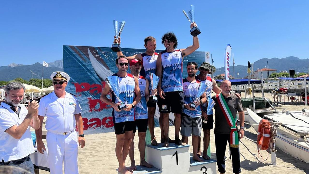 Alberto Tosi (a sinistra) e Leonardo Aliboni del bagno La Perla di Forte dei Marmi sul gradino più alto del podio  