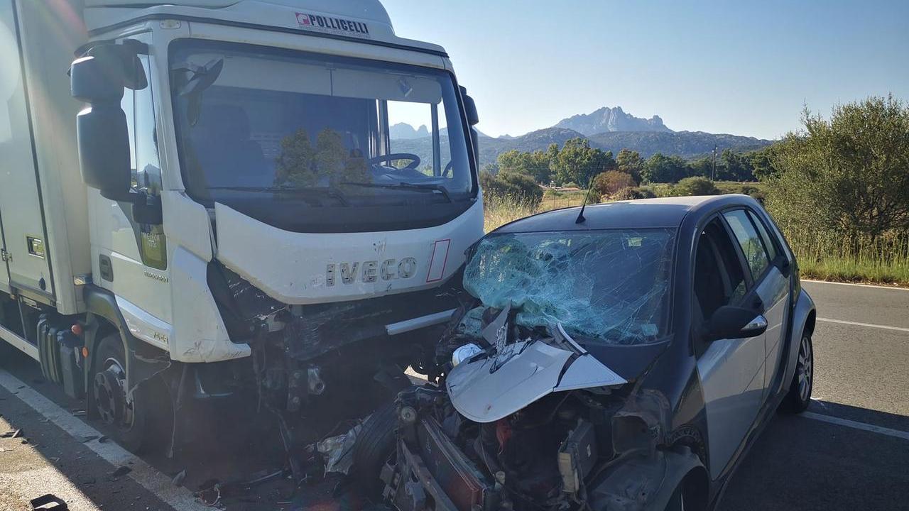 Scontro auto-furgone al bivio per Cannigione sulla 125: un ferito trasportato in ospedale con l’elisoccorso, traffico a rilento