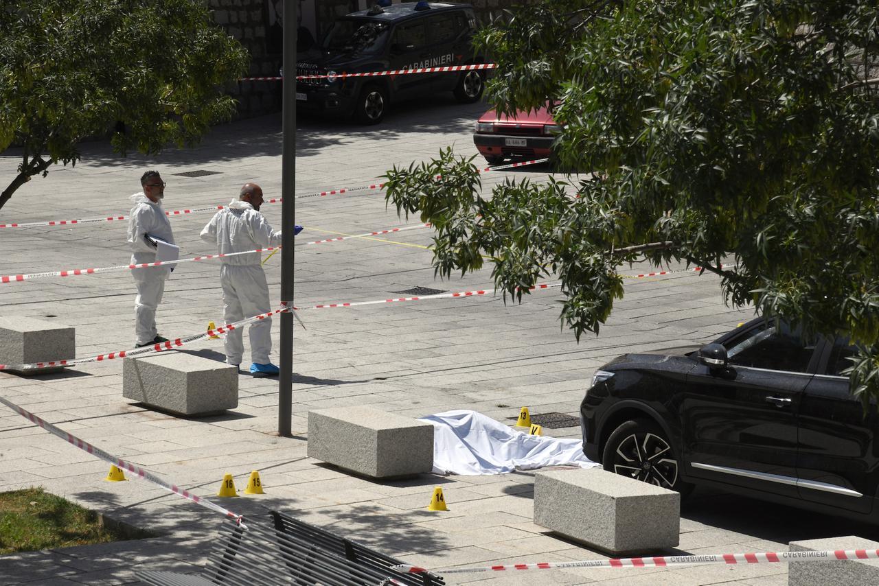 
	Gli inquirenti nella piazza dove &egrave; avvenuto l'omicidio&nbsp;<em>(foto Massimo Locci)</em>

