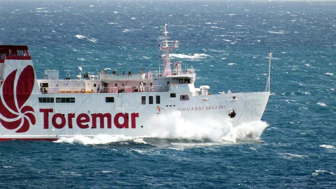 Un traghetto Toremar