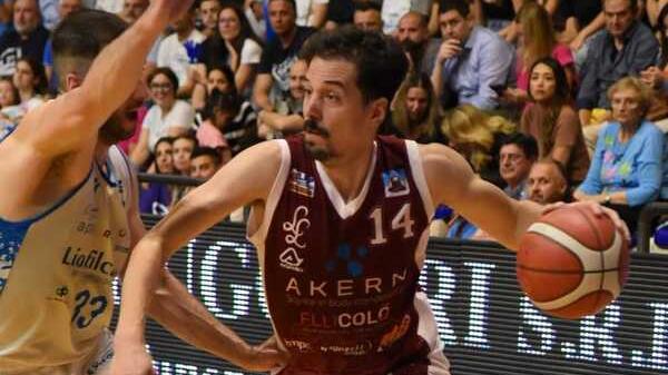 Il saluto (e il regalo) di Saccaggi alla Libertas: «Il canestro a Faenza e gli 8 punti a Roseto sono la mia firma sulla A2»