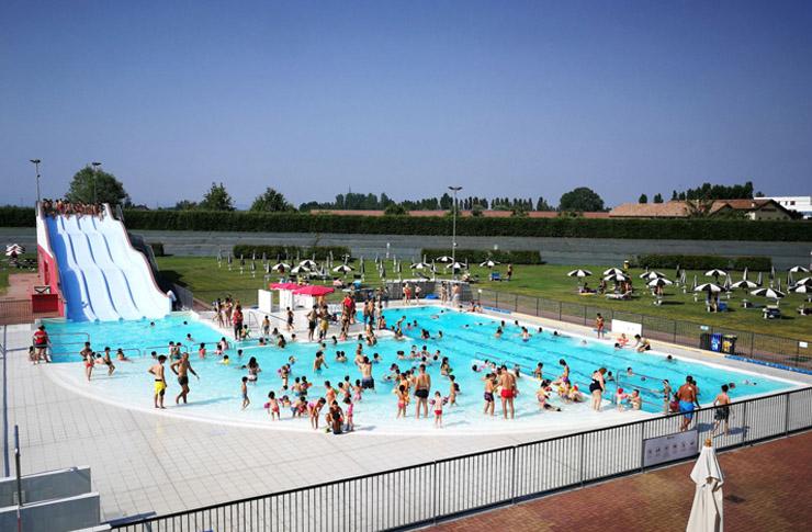 Castelfranco, batte la testa e cade in acqua
