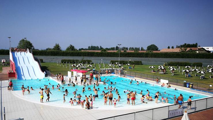 Castelfranco, batte la testa e cade in acqua