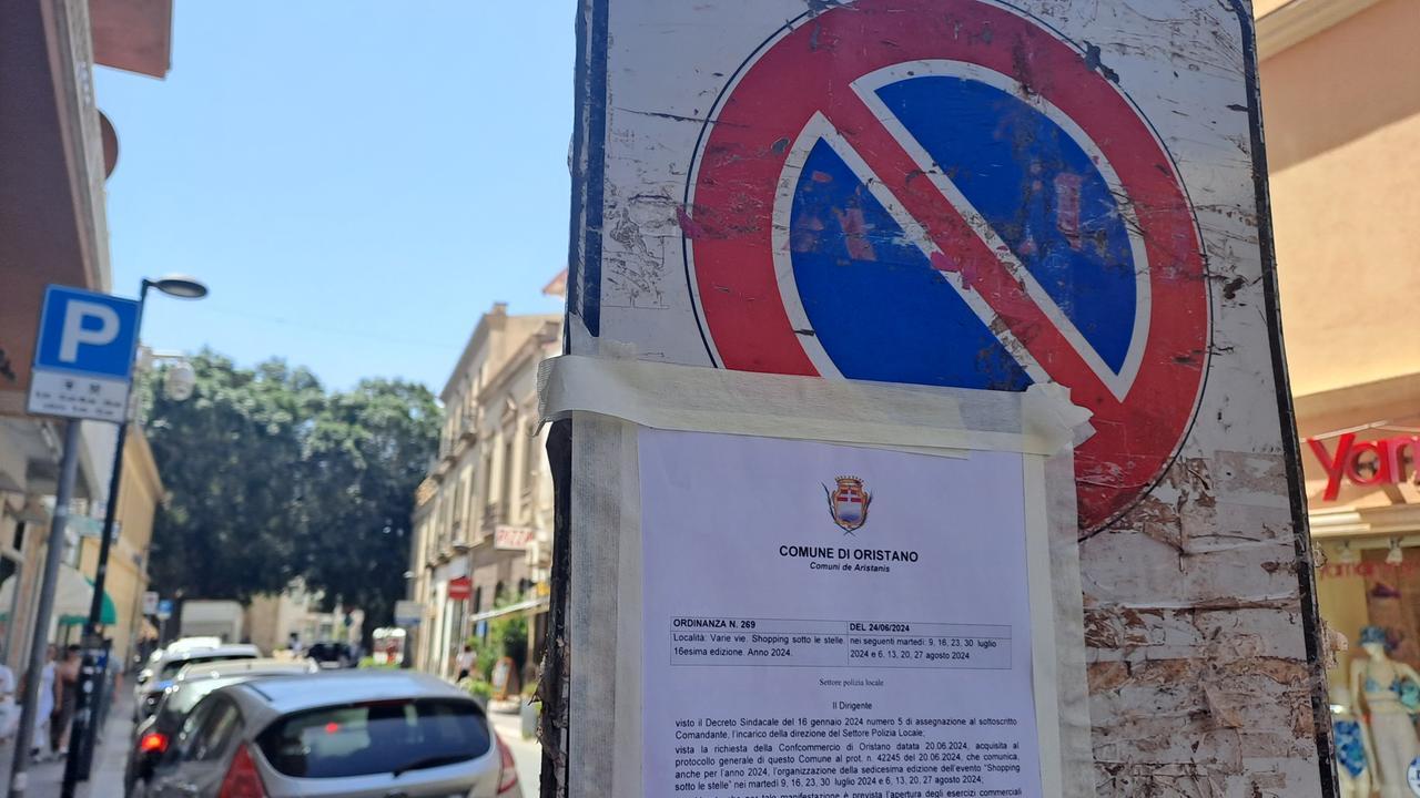 Oristano, shopping sotto le stelle: fioccano rimozioni, multe e sanzioni fra i tavolini