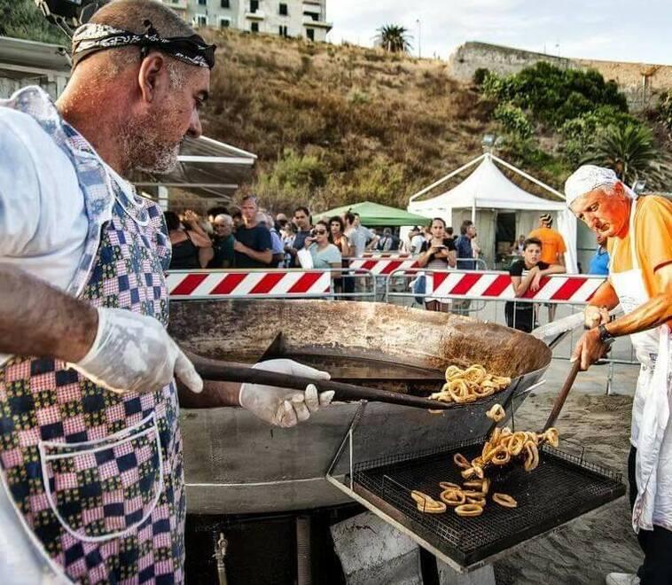 Piombino, c’è la sagra del pesce, il padellone no. La Pro Loco va a caccia di volontari